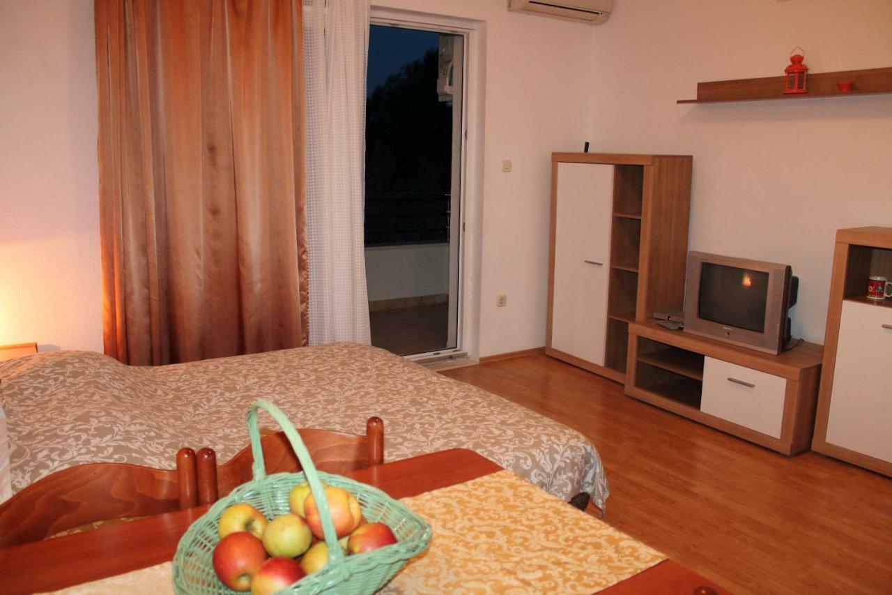 Apartments Tomas Брела Экстерьер фото